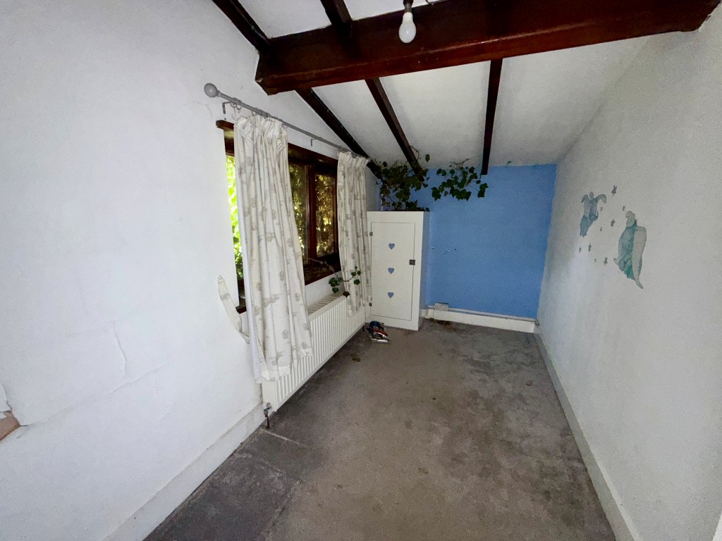 Lot: 80 - EQUESTRIAN FACILITY - INDOOR MANÈGE, STABLES, PADDOCKS AND ACCOMMODATION - Flat five - Bedroom four